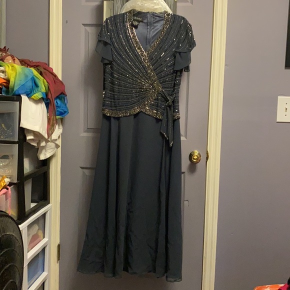 Formal dress - Picture 2 of 4